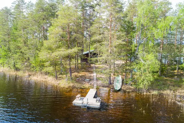 Mökki Kukasjärven metsäinen ranta