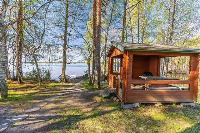 Lauri: mökki ulkoa