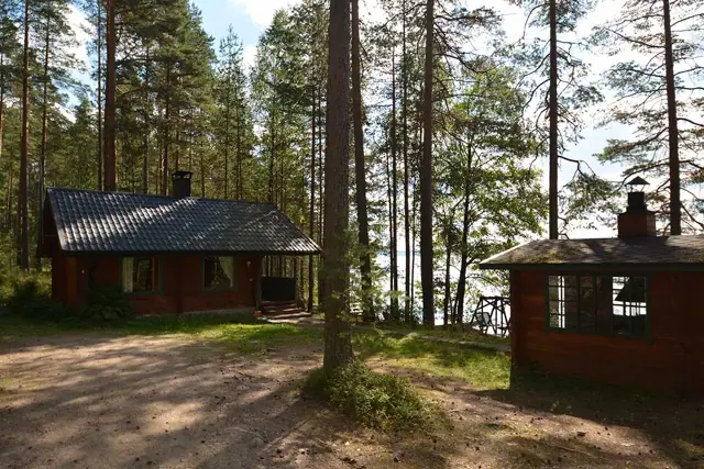 Tintti: mökki ulkoa