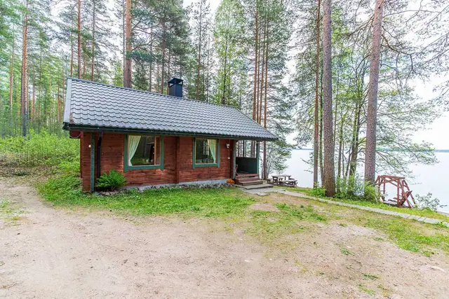 Tintti: mökki ulkoa