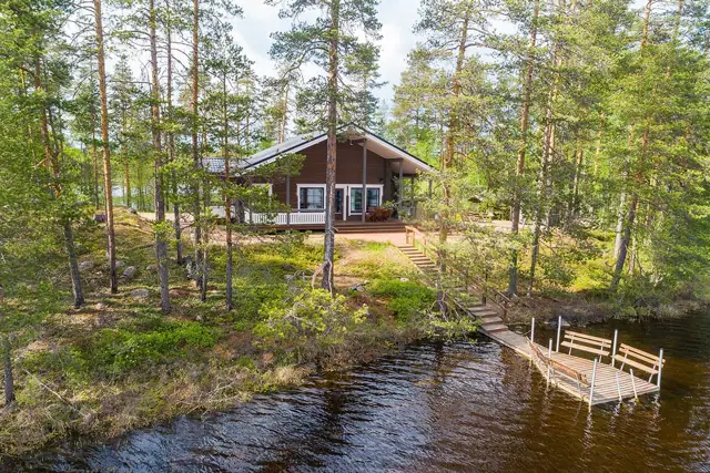 Villa Kukasjärvi ulkoa