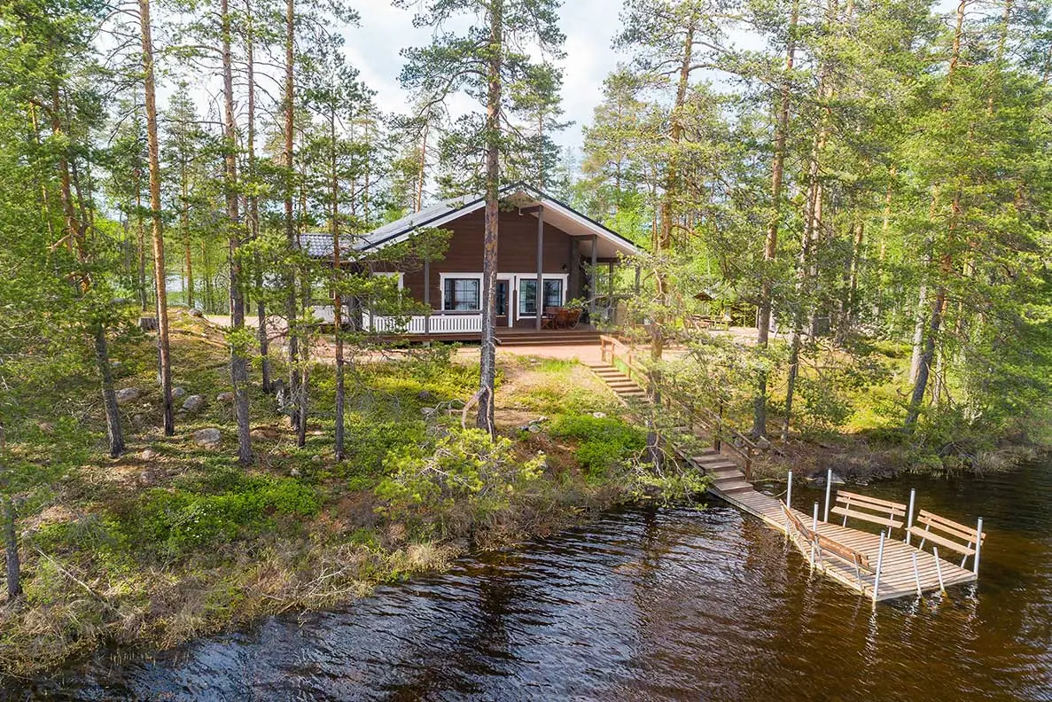 Villa Kukasjärvi: ranta ja laituri