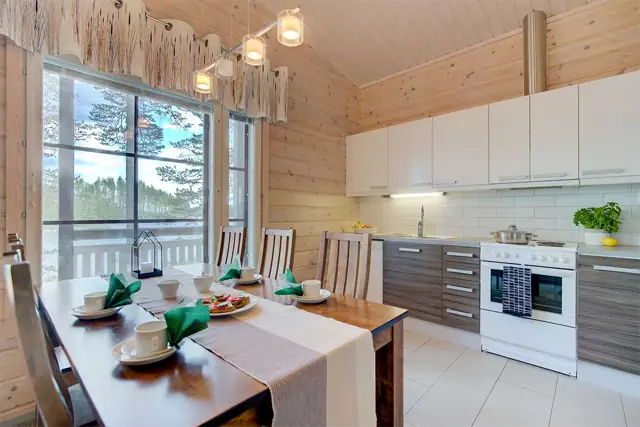 Villa Kukasjärvi: keittiö ja ruokailu