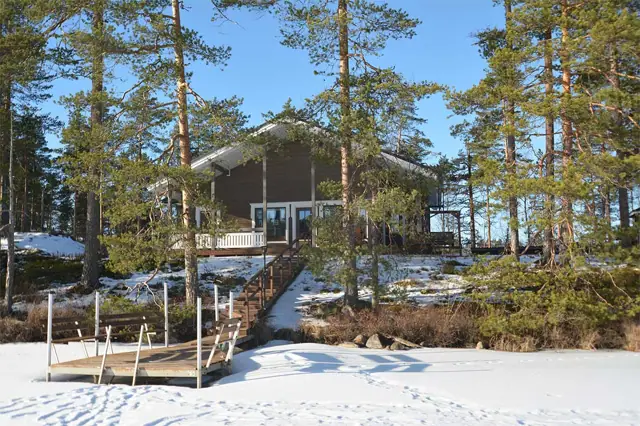Villa Kukasjärvi: ranta ja laituri
