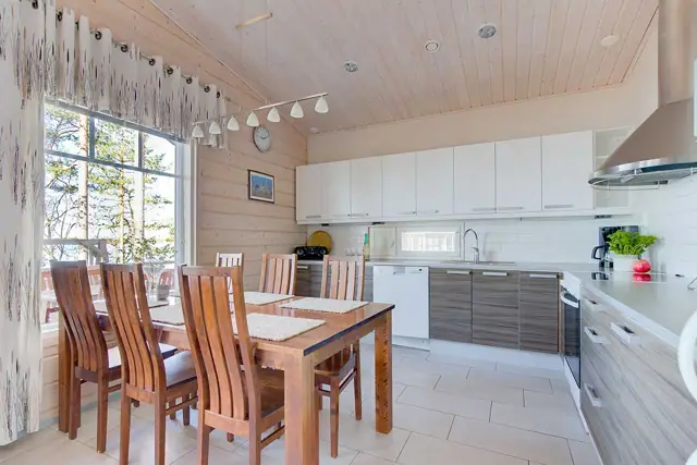 Villa Tuomas: keittiö ja ruokailu